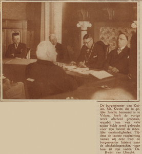 874331 Afbeelding van het afscheid van mr. M.M. Kwint (1898-1989) als burgemeester van Zuilen, tijdens een ...